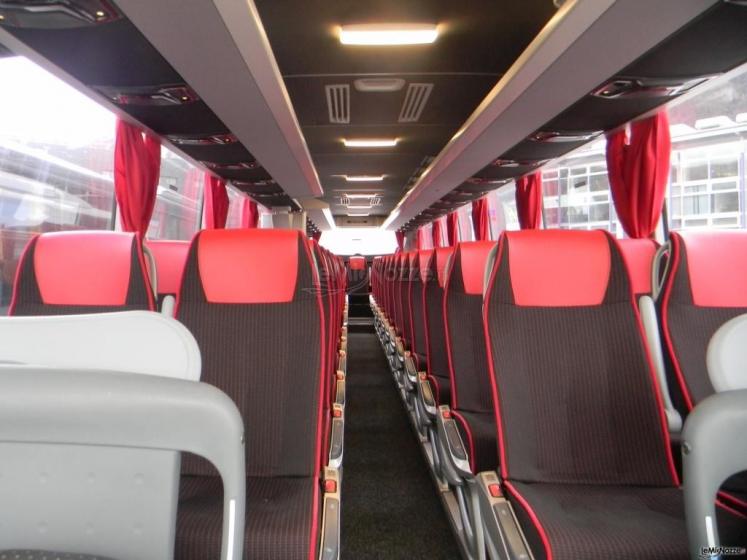 Autonoleggio Amico - interni bus Mercedes 56 posti + autista