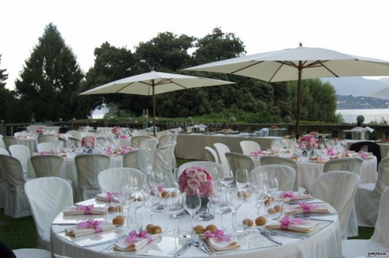 Terrazza con tavoli per il matrimonio con vista lago