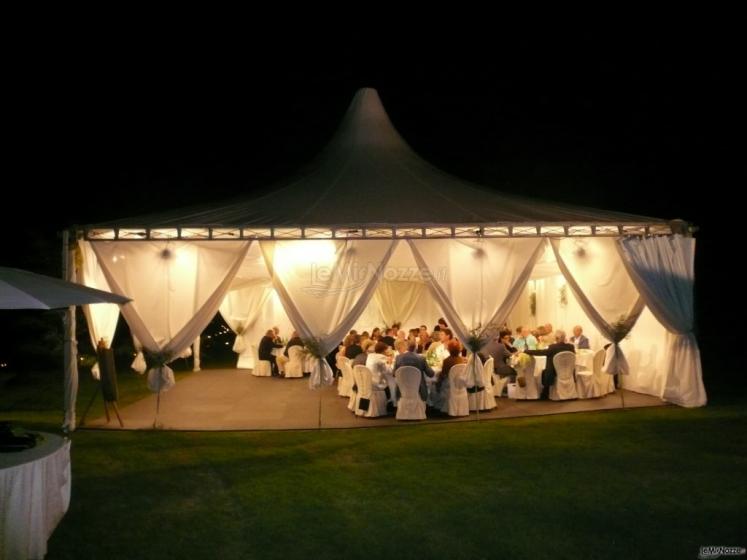 Gazebo illuminato dove allestire il matrimonio