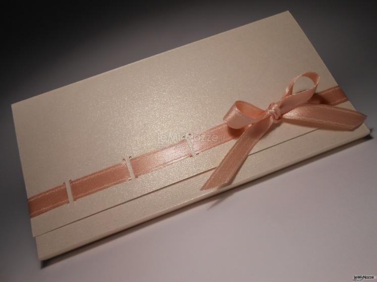 partecipazione matrimonio modello pochette. realizzata in carta pregiata perlescente. Creazione by Timea
