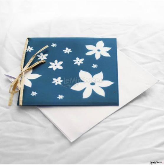 Partecipazione e invito cartoncino color bianco effetto perlato con inserti in carta trasparente e fiocco in raso bianco - Busta in carta perlata bianca - Sweetevents