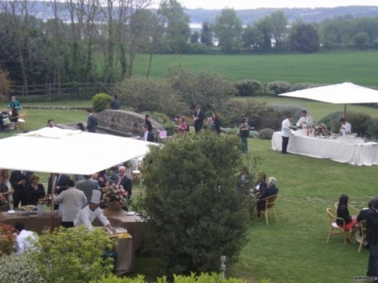 Buffet di matrimonio in giardino