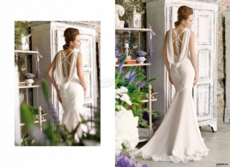 Abito da sposa scivolato con schiena scoperta e impreziosita da Swarovski - Collezione Atmosfere Provenzali