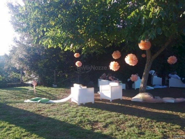 Allestimento del giardino per il ricevimento di matrimonio