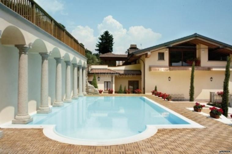 Location con piscina per il ricevimento di matrimonio