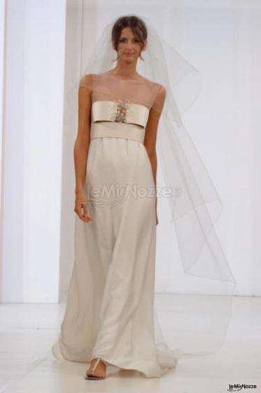 Vestito da sposa dalla linea scivolata e applicazione gioiello sul seno