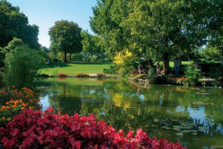 Suggestivi dettagli del parco per il matrimonio