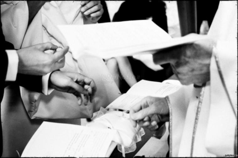 Fotografia dello scambio degli anelli degli sposi